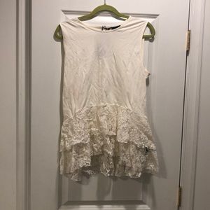 Sleepless tee with tiered lace bottom